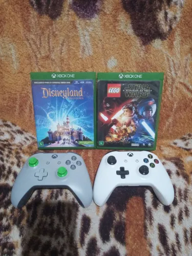 Dois controles,Dois jogos,só o controle branco que está com defeito mais ele liga normal.