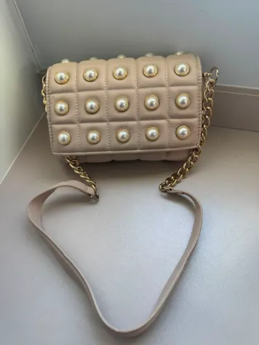 Bolsa nude Zara tiracolo com pérolas