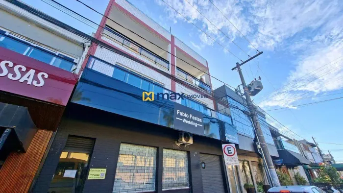 Sala comercial ampla no 3º piso para locação no bairro Centro, Itajaí.