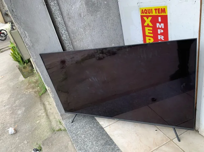 VENDO ESSA TV SMART 55 SAI SOM POREM SÓ DÁ ORA VER A IMEGEM NO ESCURO COM ALGUMA CLARIDADE