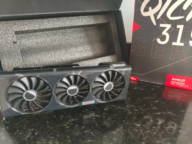 RX 7700 xt 12gb xfx triplo fan na caixa, nova