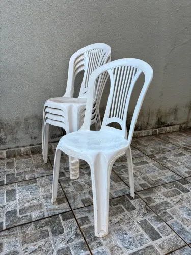 5 cadeiras plásticas