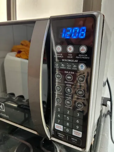 Micro-ondas Electrolux espelhado - para conserto ou retirada de peças