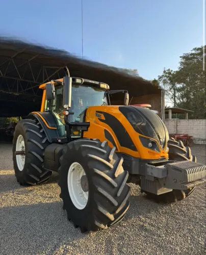 Trator Valtra BH224 ano 2022, 4x4, com 2.200 horas, sem piloto, em SP
