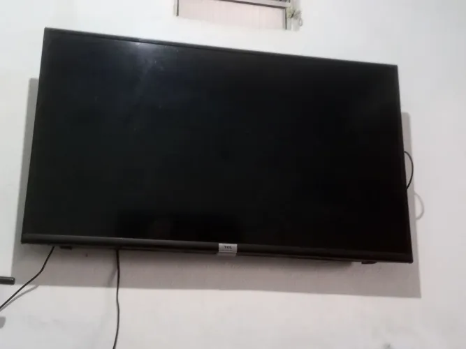 tv smart TCL 43' usada com dano na tela