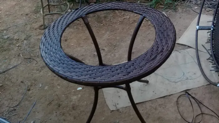 Mesa para organizar ambientes decorados.