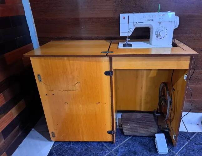 Máquina de costura SINGER zig zag com gabinete funcionando perfeitamente