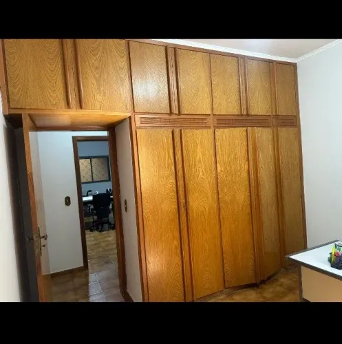 Guarda roupa de madeira