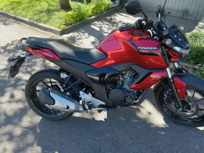 Vendo moto praticamente zera sem.nenhum risco !