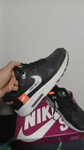 Tênis Esportivo Preto com Detalhes Brancos - Air Max