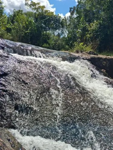 ** VENDE-SE SÍTIO EM SUBAÚMA 120.000 m² DE NATUREZA, RIO E CACHOEIRA!