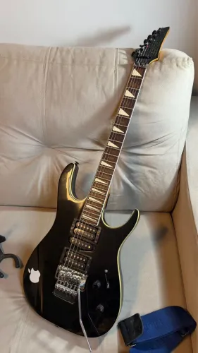 ? Guitarra Golden Superstrat com Floyd Rose