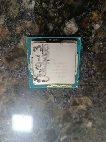 Duas memórias ram ddr3 4gb e um processador e Intel Pentium e um Intel i5