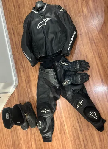Kit Macacão 2 Peças + Botas + Luvas Alpinestars GP Plus (Couro Legítimo)