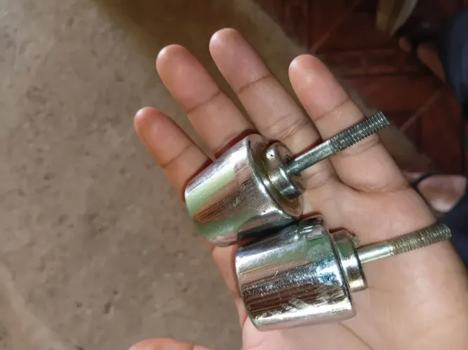 Pesinho para moto ou bicicleta sem buxa so o parafuso 8 e uma porca