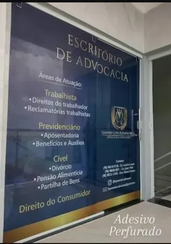 adesivos perfurados para portas e vitrines