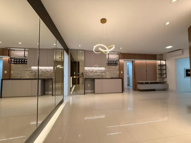 Apartamento semimobiliado de 2 quartos e 2 vagas no Centro