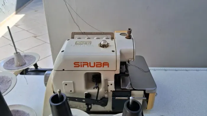 Máquina de Costura Industrial Siruba Interlock