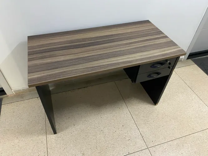 Mesa de escritório reta com duas gavetas com chave 1,20 m por 0,60 m