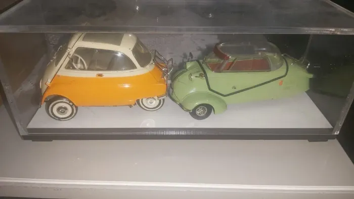 Lindas BMW isetta e outra messerchmittdtt kr com acrílico na escala 1/18