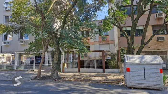 Apartamento com 2 dormitórios e garden na Rua Ijuí, pronto para reformar