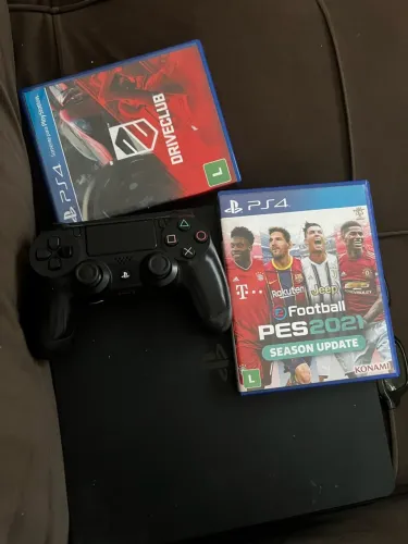 PlayStation 4 com 2 controles e 2 jogos
