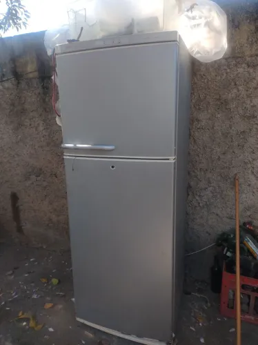 Vende se geladeira com defeito pequeno na tomada ,mais funcionando.