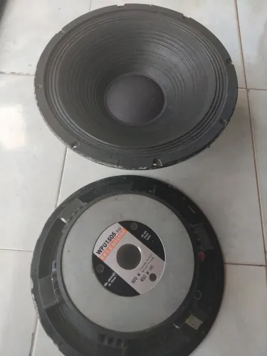 Vendo dois autofalantes wpu de 15 polegadas de 450 rms, acompanha as duas telas de ferro.
