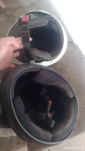 Vendo dois capacetes usados 
