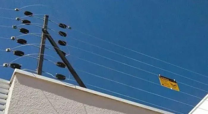 Sistema de cerca elétrica com instalação, baixa, média e alta tensão.