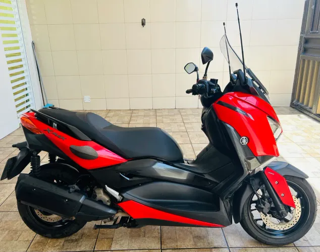 Xmax 250 única dona. 