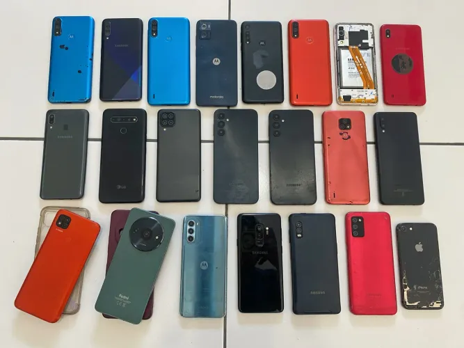 Lote de Celulares para Peças ou Reparo - 22 Unidades