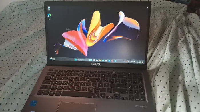 Vendo notebook, usado apenas 1 mês, com nota fiscal