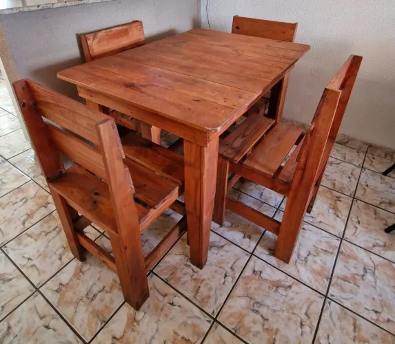Mesa com quatro cadeiras