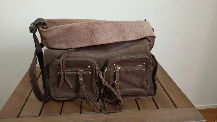 Bolsa estilo carteiro da marca Arezzo