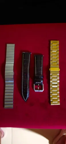 Três pulseira estilosa, dourado, prateado, e couro