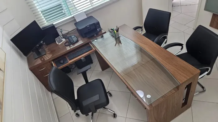 Conjunto de duas mesas feita sob medida para escritórios ou consultórios