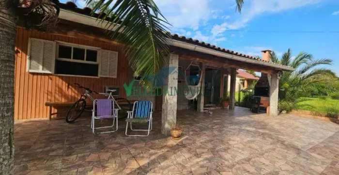 Velleda oferece magnífico sítio em águas com boa casa, piscina e frutíferas, em condomínio