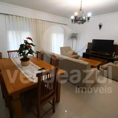 Casa com 4 dormitorios,sendo 1 suíte, churrasqueira e 2 vagas de garagem coberta