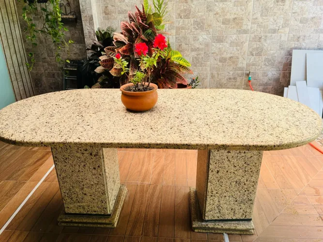 Mesa de jantar de granito super conservada, medidas: 1,90 x 90. No Parque Amazônia.