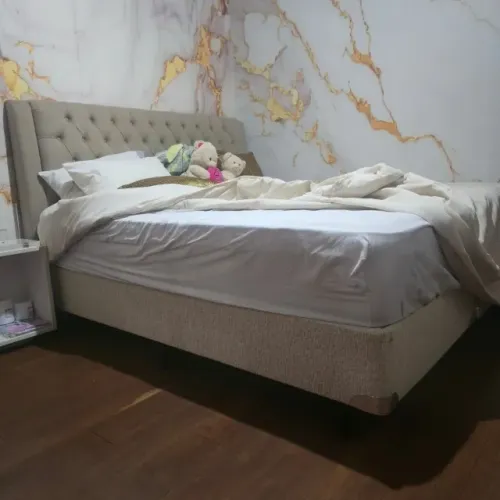 Cama King Size Estofada com Cabeceira Capitonê ? Estado de Nova