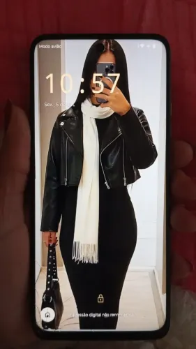 Celular C um trincado embaixo 5 meses de uso