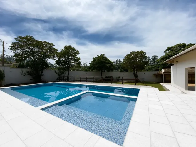 CASA A VENDA EM CONDOMINIO EM JAÚ-SP, COM 04 DORMITORIOS SENDO 03 SUITES
