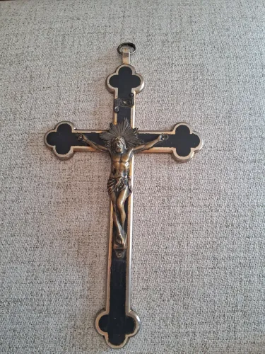 Crucifixo antigo em metal e madeira de ébano 