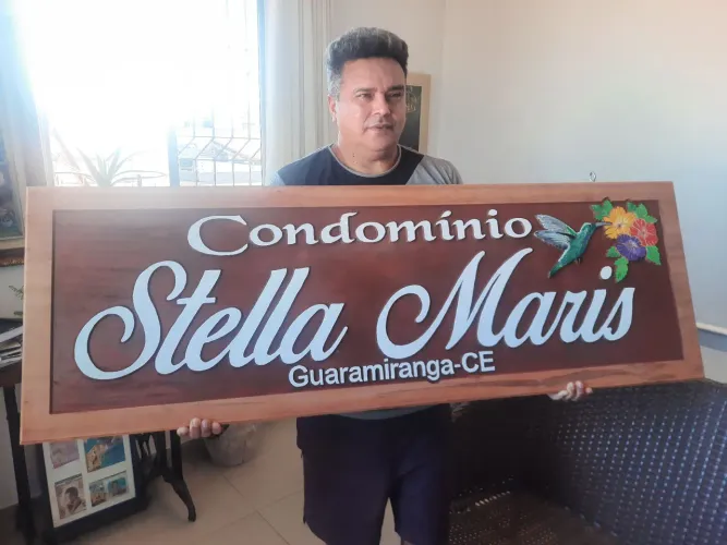Placas esculpidas em madeira de lei