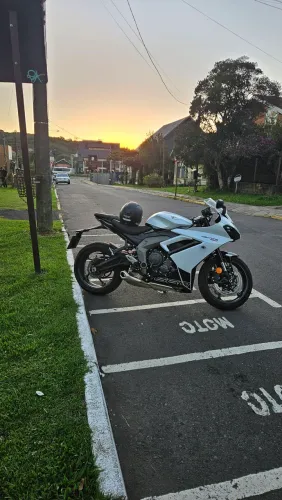 Triumph Daytona 660 2025 branca com quickshifter de fabrica