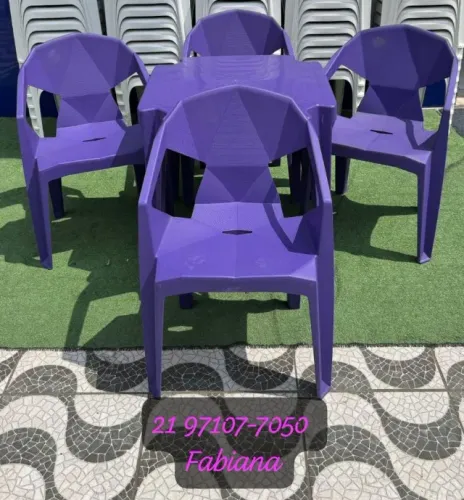 Mesa com poltronas coloridas