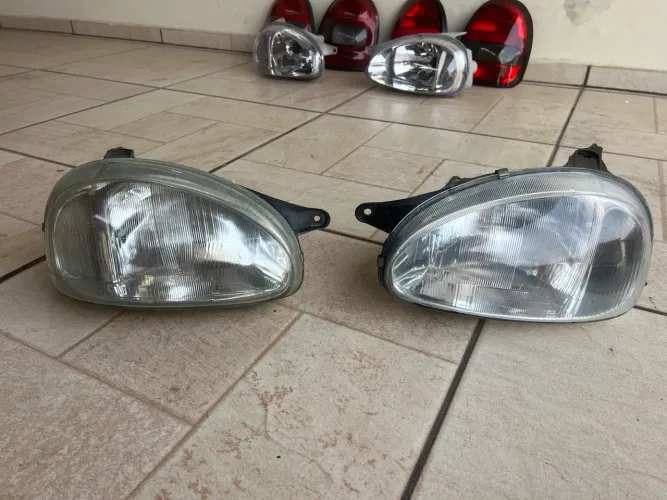PAR DE FAROL LENTE RAIADA DE VIDRO CORSA