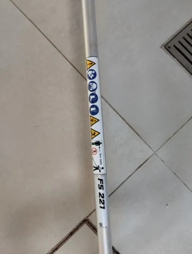 Roçadeira Sthil 221  300m de Fio, 2 Automático Novo, 1 Lâmina,3L de Óleo e outros equipame