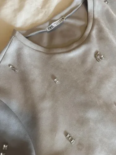 Vestido da Zara de Camurça com bordados de cristal